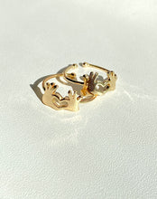 Load image into Gallery viewer, Sculpted Hand Ring